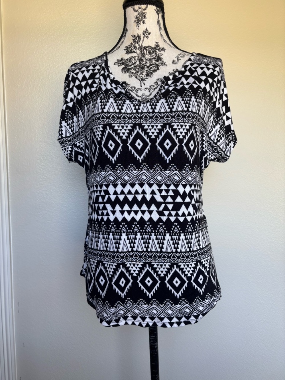 Black & White Aztec V-Neck Short Sleeve Top back zipper back zipper